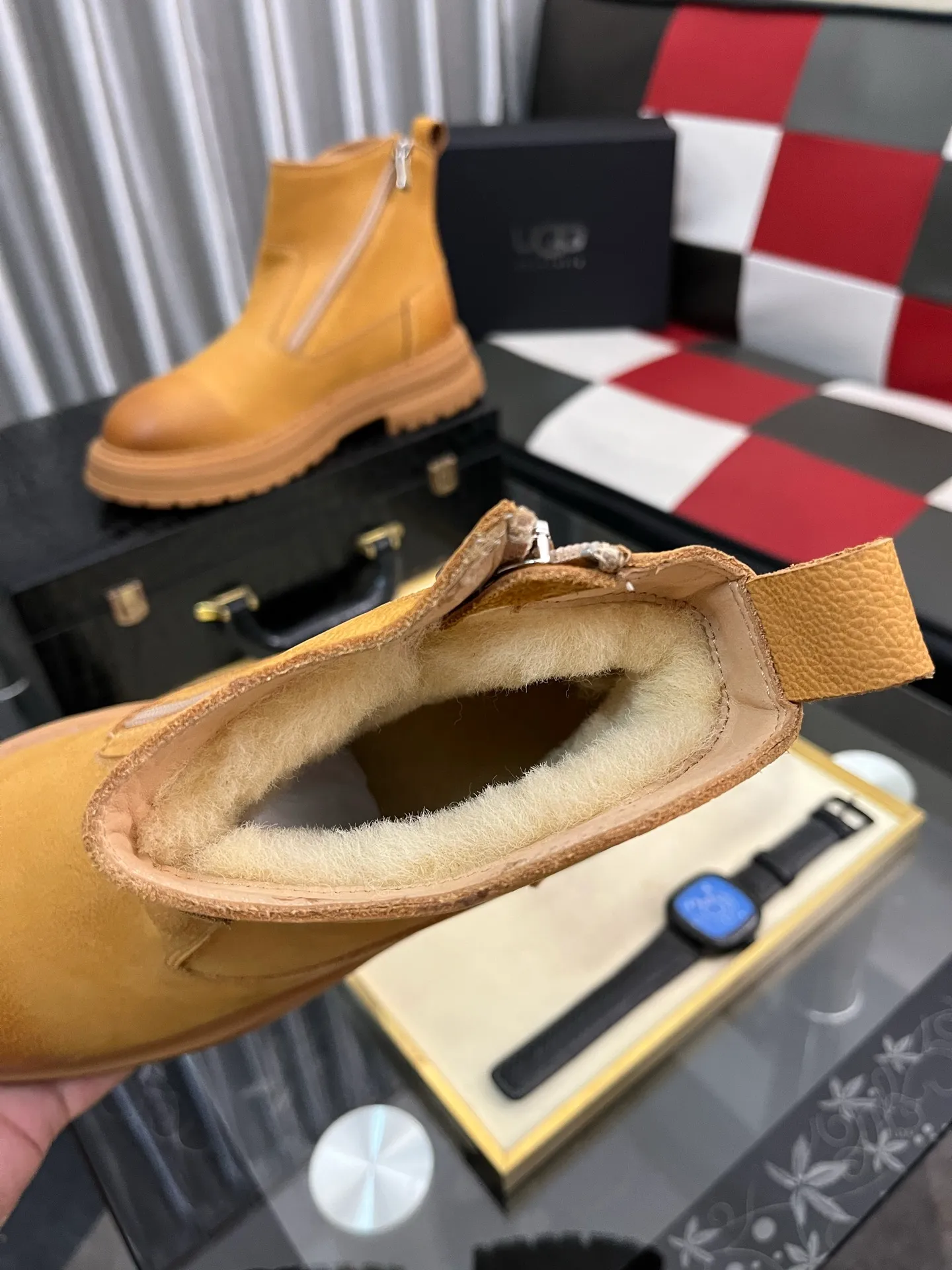 Ex-factory price: 680⌚️⌚️Thick wool imported from Australia Brand: UGG genuine purchasing agent Size: 39-44 (45 customized) Grade: Official website 1:1 Material: First layer of genuine leather waterproof and antifreeze upper Real wool lining Original non-slip and wear-resistant outsole Style category: Men's casual shoes Trendy style Comfortable on the feet Color: Official website color synchronization